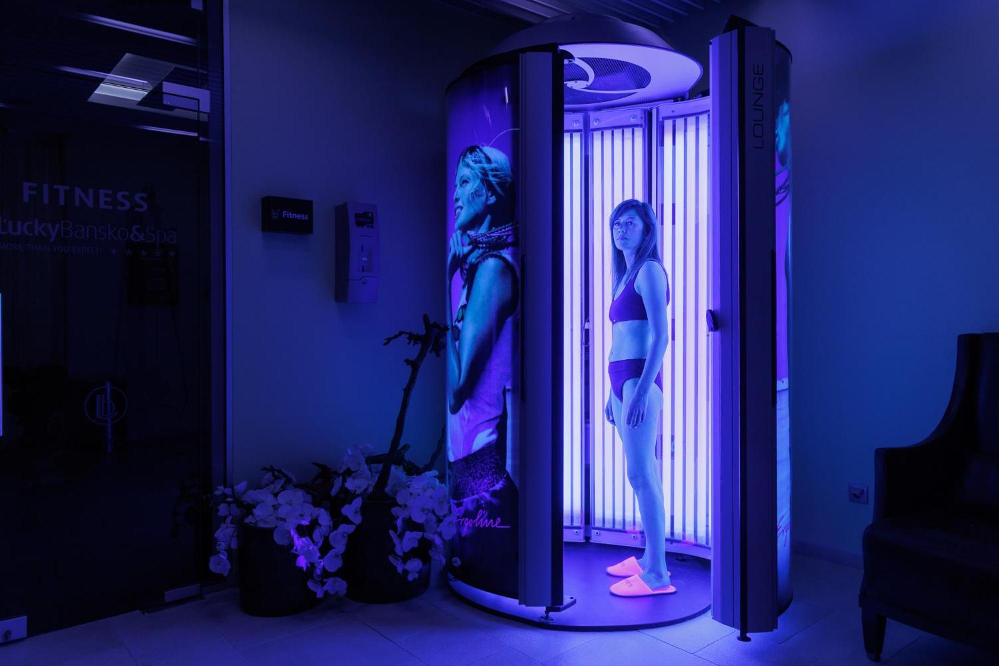 شقق وسبا لاكي بانسكو&ريلاكس الفندقية بالخدمة الذاتية المظهر الخارجي الصورة A woman tanning in a solarium