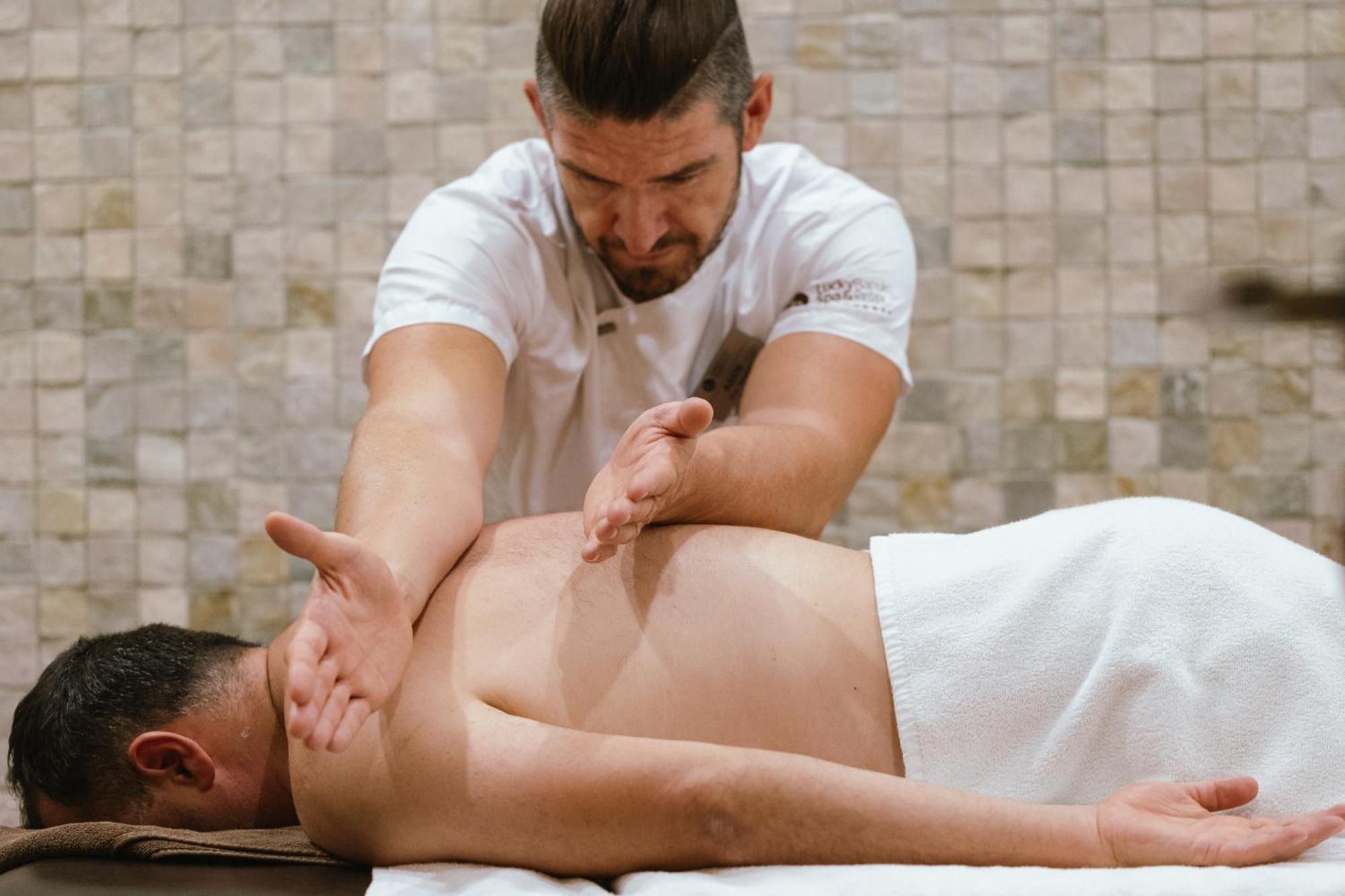 شقق وسبا لاكي بانسكو&ريلاكس الفندقية بالخدمة الذاتية المظهر الخارجي الصورة A massage therapist treating a patient