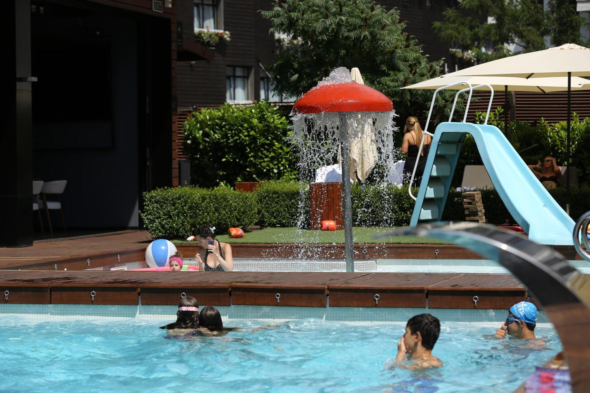 شقق وسبا لاكي بانسكو&ريلاكس الفندقية بالخدمة الذاتية المظهر الخارجي الصورة A mushroom fountain in a swimming pool