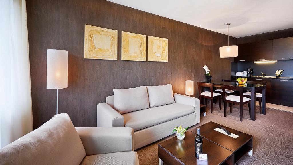 شقق وسبا لاكي بانسكو&ريلاكس الفندقية بالخدمة الذاتية المظهر الخارجي الصورة A living room at the Mandarin Oriental, Munich